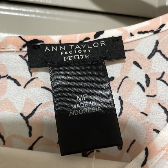 Pink blouse NWT - Picture 3 of 4